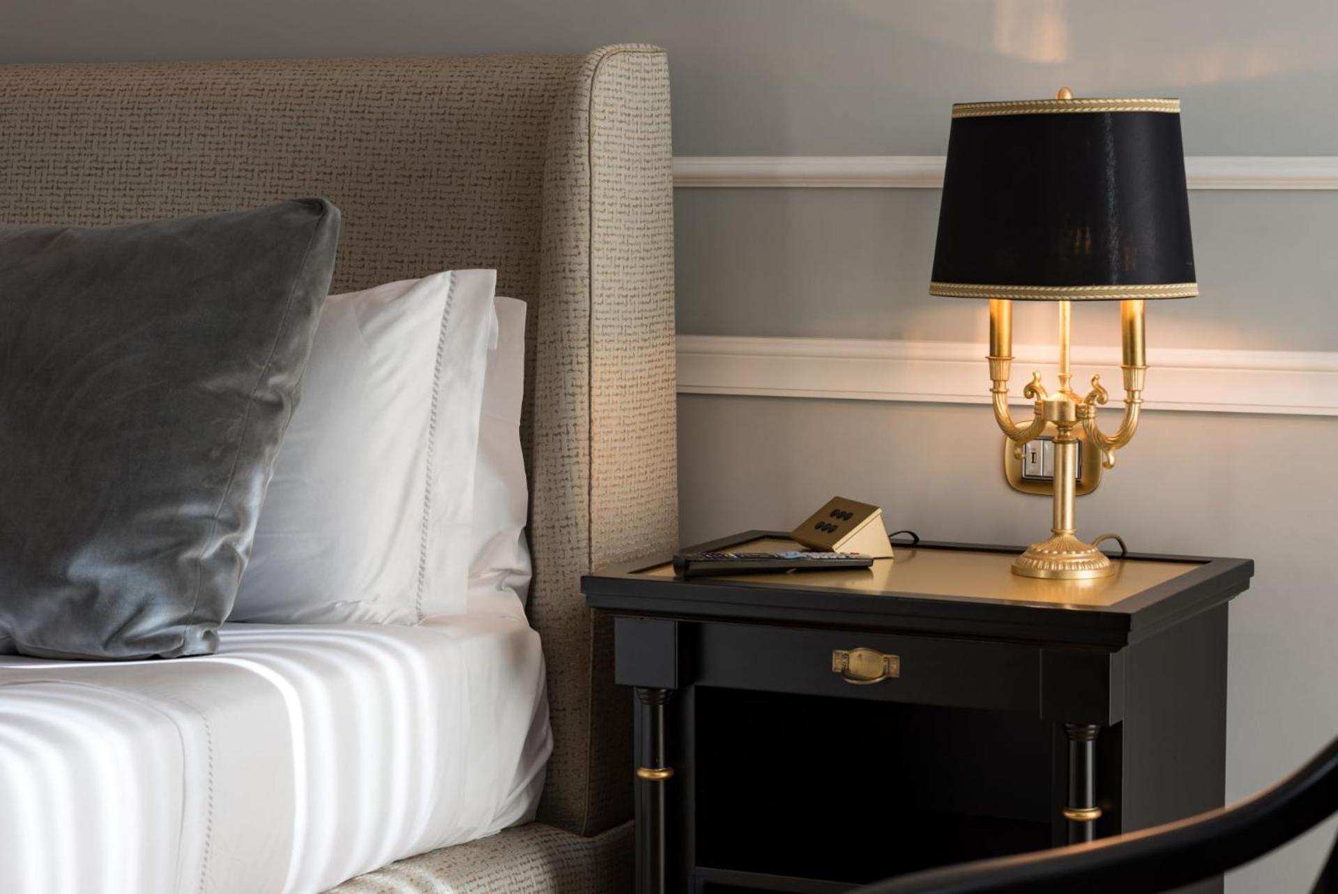 غراند هوتيل إيه ديه بالم باليرمو المظهر الخارجي الصورة A lamp on a nightstand
